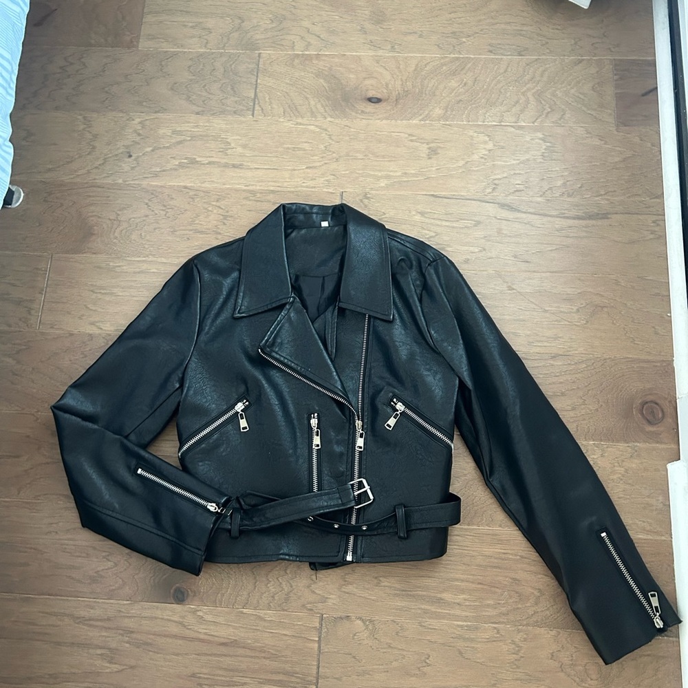 SHEIN Black Faux Leather Cropped Moto Jacket with Belt
